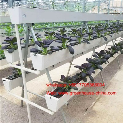 Un cadre avec gouttière de plantation en PVC